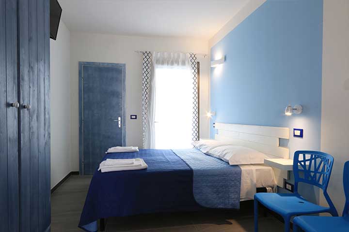 Monolocali 2/4 posti letto, sono composti da un soggiorno grande con angolo cottura, divano letto e letto matrimoniale, bagno con ...